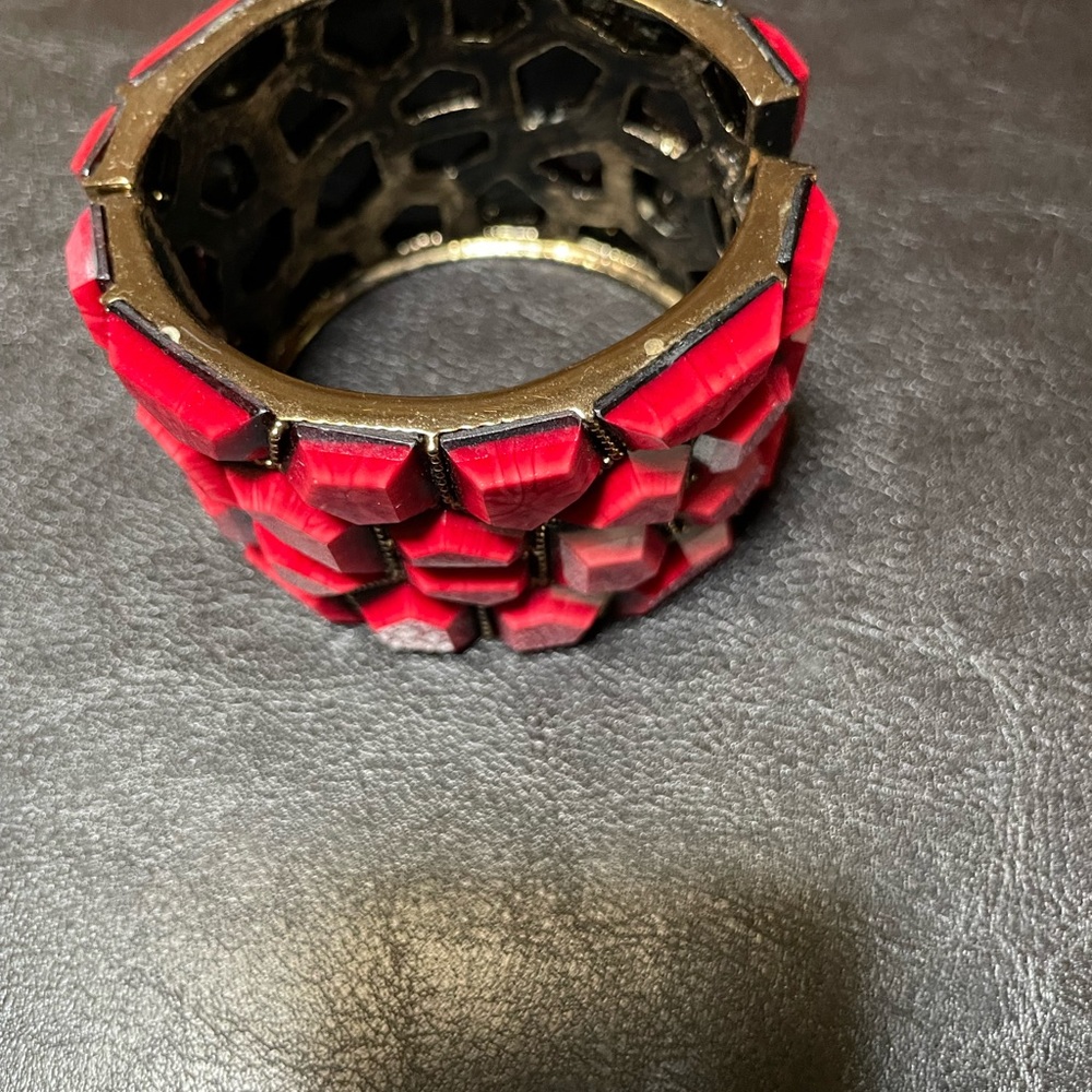 Red shell hinge statement cuff - Picture 2 of 3
